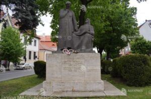 DINCOLO DE ARTĂ. Monumentul celor doi Bolyai și statuia Soldatului necunoscut din Târgu Mureș