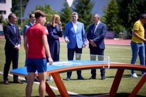 Premierul României, alături de Teqball Team România
