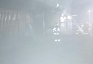 Service auto distrus de incendiu la Solovăstru