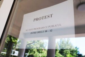 Două ore de protest la CJAS Mureş