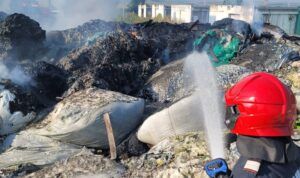 Incendiu la un depozit de mase plastice din Ungheni