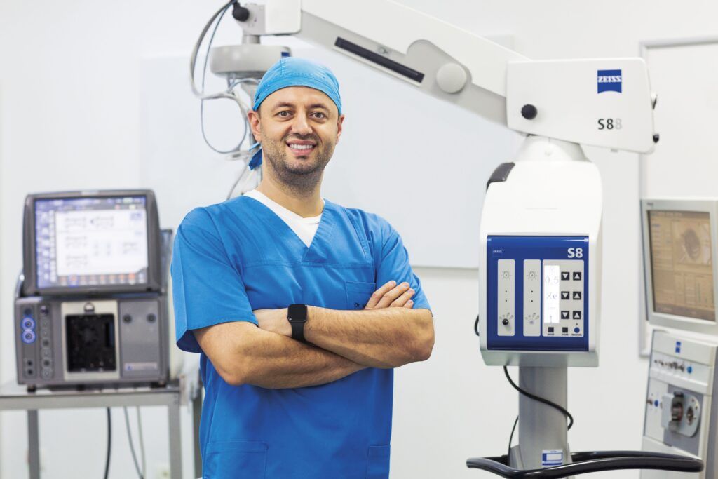 Dr. Teodor Holhoș: „Cataracta apare la aprox 60% din pacienții peste 70 ani. Sunt perioade în care operez zilnic între 20-40 cataracte.”