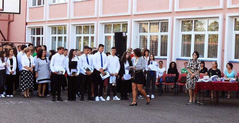 FOTOREPORTAJ: Emoțiile noului an școlar simțite de elevii Colegiului Economic „Transilvania”