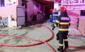 Incendiu la un magazin de materiale de construcții din Livezeni