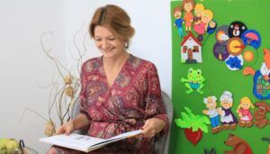 Ioana Czinege, educatoare ce transformă poveștile în propriile figurine: „Întreg universul meu se învârte în jurul poveștilor”