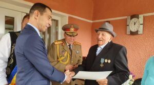 FOTO: Veteran centenar felicitat de prefectul Ciprian Dobre
