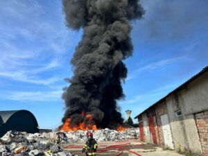 Incendiu de mase plastice și deșeuri în Ungheni