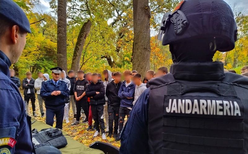 Gruparea de Jandarmi Mobilă Târgu Mureș în mijlocul elevilor cu ocazia ”Școlii Altfel”