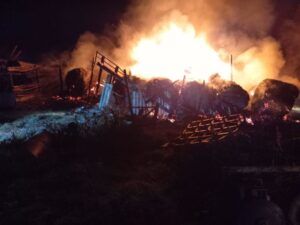 Incendiu de baloți de fân într-un sat mureșean