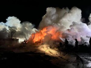 FOTO: Incendiu violent la mai multe hale din Reghin