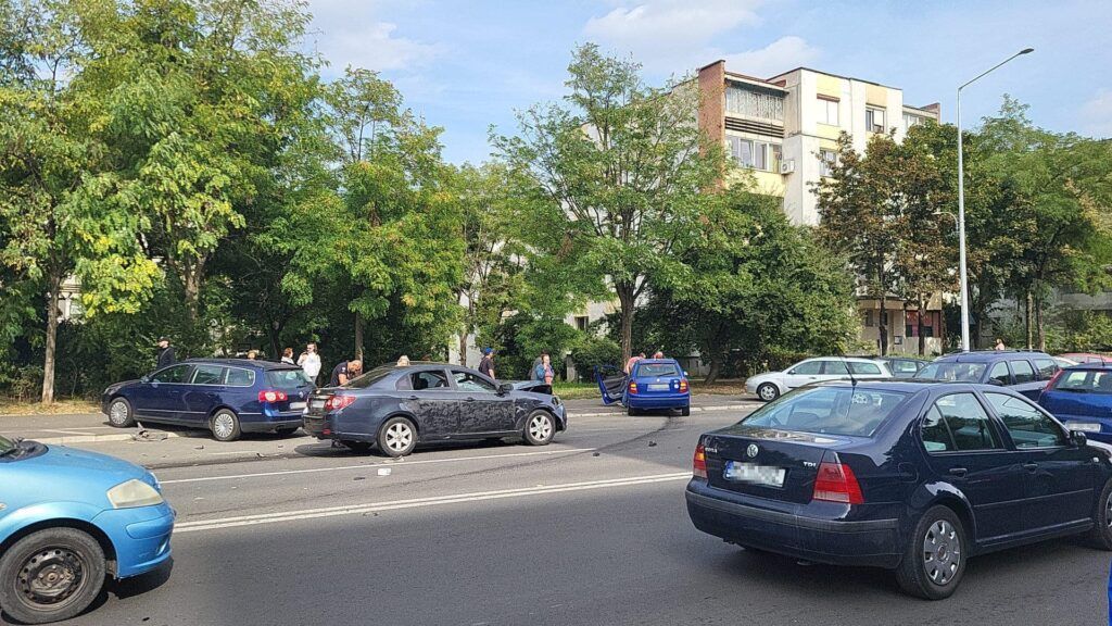 Accident rutier pe un bulevard aglomerat din Târgu Mureș. O persoană, transportată de urgență la spital