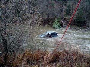 FOTO: Autovehicul căzut în râul Mureș, în zona Lunca Bradului