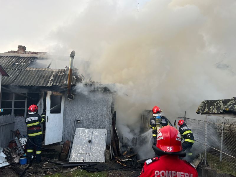 FOTO: Incendiu la o locuință din Târgu Mureș