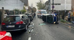 Atenție, șoferi! Autoturism răsturnat pe strada Predeal din Târgu Mureș