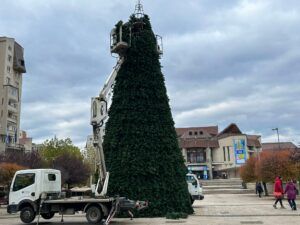 VIDEO: Se apropie Sărbătorile de Iarnă! S-a montat deja bradul de Crăciun din centrul municipiului Târgu Mureș