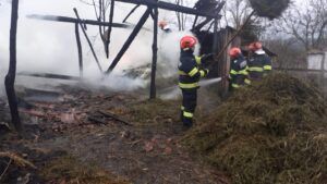 Incendiu în comuna Grebenișu de Câmpie. Flăcările au înghițit anexa unei case