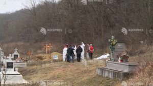 Corpurile neînsuflețite a două persoane, decedate la Azilul din Bărdești, exhumate de anchetatori