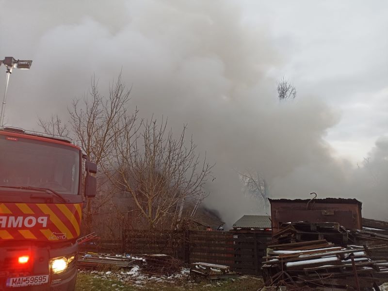 Incendiu la o casă din Sâncraiu de Mureș