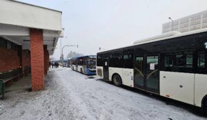 Autobuze blocate în fața Spitalului Județean Mureș în așteptarea utilajelor de deszăpezire