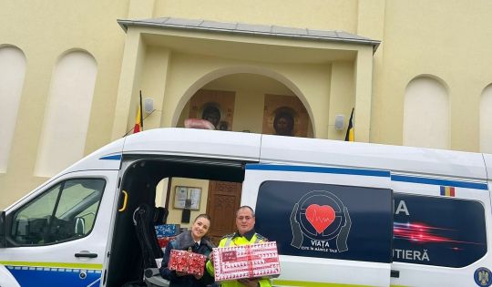 Polițiștii au dăruit cadouri familiilor nevoiașe