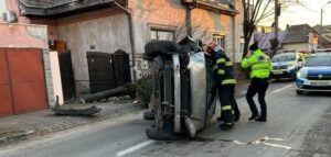 Mașină condusă de o șoferiță, răsturnată pe o stradă din Târgu Mureș
