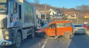 Târgu Mureș: Accident între un autocamion de transport deșeuri și un autoturism