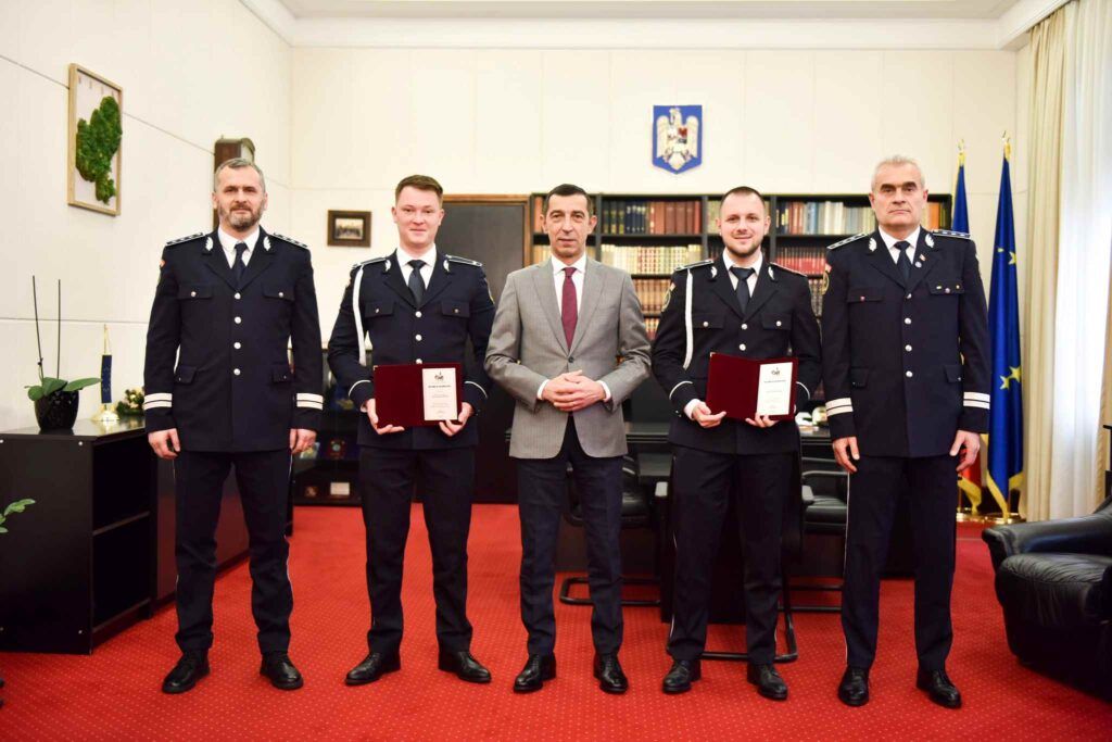 Prefectul Ciprian Dobre, felicitări aduse unor doi polițiști mureșeni