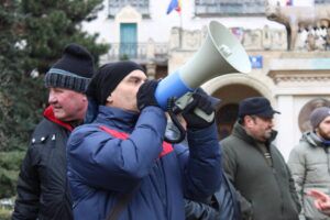 VIDEO: Protest în fața Prefecturii. Un deputat USR Mureș a militat alături de cei nemulțumiți