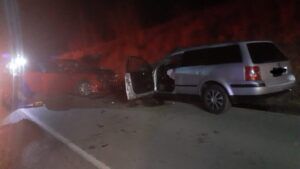 Impact puternic între două autoturisme în județul Mureș. 3 persoane, transportate de urgență la spital
