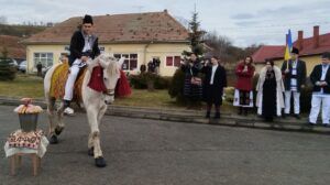 VIDEO: Colacul și călărețul, parte din tradiția Balului Ionilor la Lunca Tecii