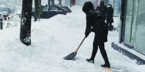 Administrația locală Târgu Mureș: Localnicii, obligați să curețe de zăpadă trotuarele din fața casei/blocului