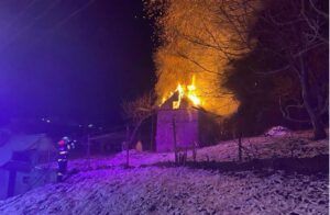 Magazie cuprinsă de flăcări în municipiul Reghin
