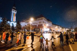 FOTO – Hora Unirii în Piața Victoriei: Mureșenii au dat „mână cu mână”, la 165 de ani de la Mica Unire