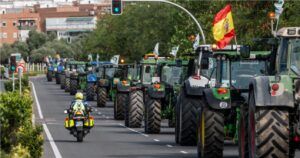 Fermierii spanioli blochează autostrăzile, luând exemplul agricultorilor revoltați din România