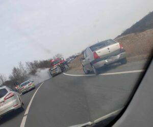 VIDEO – Mașină în flăcări pe dealul Cerghidului. S-a aprins în timpul mersului