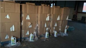 Sute de cutii cu detergent contrafăcut, găsite într-un depozit din județul Mureș