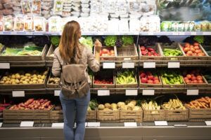 Reguli noi pentru reducerea risipei alimentare: Magazinele obligate să reducă preţul alimentelor înainte de data expirării