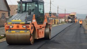 FOTO: Al doilea strat de asfalt aplicat pe strada Înfrățirii din Vidrasău