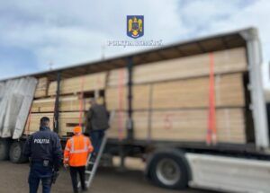 Semiremorcă încărcată cu lemn fără documente confiscată de Poliția Mureș