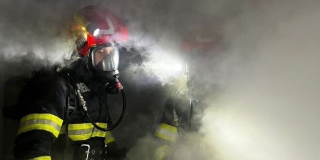 Degajări de fum dintr-un apartament din Târgu Mureș