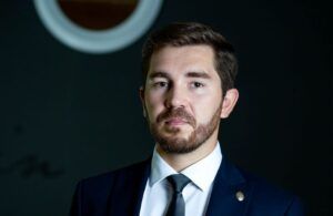 Adrian Giurgiu, deputat USR de Mureș: ”Treimea Iohannis – Ciolacu – Ciucă ne amanetează viitorul pentru funcțiile lor. Cum îi putem opri?”