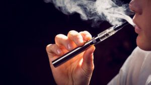 O nouă lege promulgată: Achiziționarea țigărilor electronice sau de unică folosiță, interzisă pentru minori
