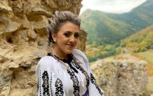 Tinerii artiști mureșeni. INTERVIU cu Mădălina Rus, interpretă de muzică populară: „De mică îmi plăcea să îmbrac costumul popular”