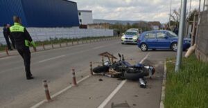 FOTO: Impact între o motocicletă și un autoturism, pe o stradă din Târgu Mureș