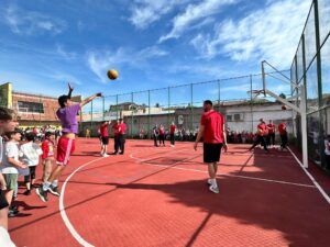 FOTO/VIDEO: Meci demonstrativ de baschet la o școală din Târgu Mureș