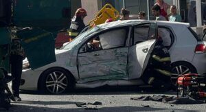 Accident în municipiul Reghin între o mașină și un autocamion. Două victime, transportate la spital