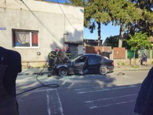Autoturism BMW în flăcări, pe o stradă din Târgu Mureș