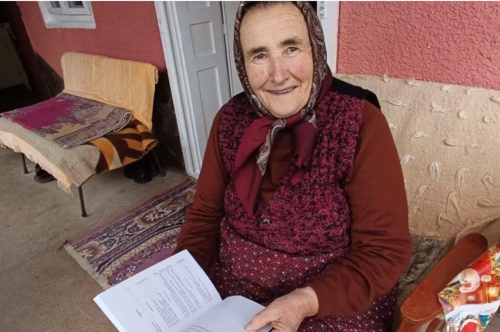 Fericirea unei pensionare cu patru clase din Sânpetru de Câmpie: o colecție de peste 150 de cărți citite