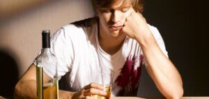 Alertă OMS: Consumul de alcool în rândul tinerilor este în creștere