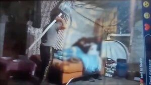 VIDEO – Imagini greu de privit! O fată cu probleme psihice, bătută cu bestialitate de propria mamă